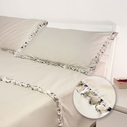 Completo letto Fharel Lara Morada con ruche stampate in fantasia provenzale su lenzuolo e federe